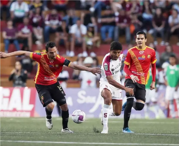  ?? JOHN DURÁN ?? Saprissa y Herediano en la fecha 5 del Clausura 2020. En la foto, Rándall Azofeifa disputa el balón con Johan Venegas.