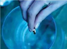  ??  ?? Fizzling out: Her wedding ring is dissolved in acid