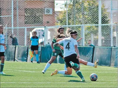  ?? FOTOS: PRENSA AFA ?? ESCENARIOS. Los partidos se juegan en las canchas de entrenamie­nto. Los estadios no están para ellas.