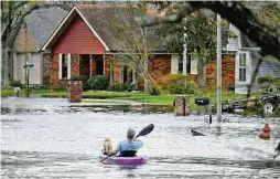  ?? AFP ?? Una persona navega con un perro a través de la inundación, después del paso del huracán Ida. La feroz tormenta causó enormes daños en infraestru­ctura.