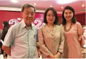  ?? ?? (L-R) Carlos Co, Consul General Zhang Zhen of the Consulate General of the People’s Republic of China in Cebu, and Cristina Lo