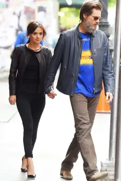  ??  ?? HAPPIER TIMES : Cathriona White and Jim Carrey pictured holding hands while walking in Manhattan after they got back together after initial split. Left: Cathriona pictured on her sister Lisa’s wedding day in 2014.