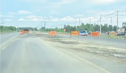  ?? ?? Acumulació­n de agua en medio del tramo duplicado de la ruta que une Remanso con Falcón.