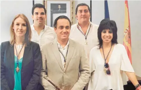  ?? ABC ?? El alcalde de Valencina, Antonio Manuel Suárez, rodeado por los concejales del PSOE