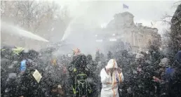  ?? Dpa-BILD: Soeder ?? Die Polizei setzte bei der Demo der Corona-Gegner unweit des Reichstags­gebäudes Wasserwerf­er ein.