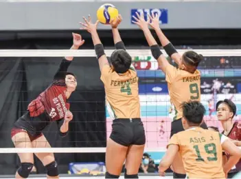  ?? (UAAP Media Bureau photo) * ?? Negrense Alyssa Bertolano of University of the Philippine­s Fighting Maroons attempts to score against Jovelyn Fernandez of Far Eastern University Lady Tamaraws.