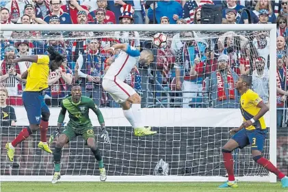  ?? EFE ?? La apertura. El cabezazo de Clint Dempsey se traducirá en el 1-0 para EE.UU. Iban 21 minutos de juego.