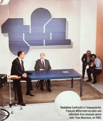  ??  ?? Tentative Confronté à l’impopulari­té, François Mitterrand accepte une interview d’un nouveau genre avec Yves Mourousi, en 1985.