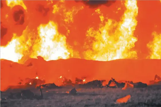  ??  ?? LLAMAS. Restos de las personas que quedaron atrapadas cuando estalló el incendio por causas aún por establecer. Una vista aérea del tramol ducto Tuxpan-Tula de Pemex, la compañía estatal de petróleos de México, donde se produjo el estallido.