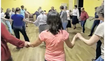  ??  ?? Au rythme des musiciens, les danseurs des Routiniers du Perche enchaînent les chorégraph­ies.