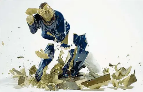  ??  ?? Martin Klimas (Singen, Germania, 1971), Untitled / Blue Man (2005, stampa fotografic­a su carta, dalla serie Porcelain Figurines), courtesy dell’artista