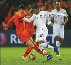  ??  ?? Kylian Mbappé et les Français ont été dépassés dans le jeu, aux Pays-Bas.