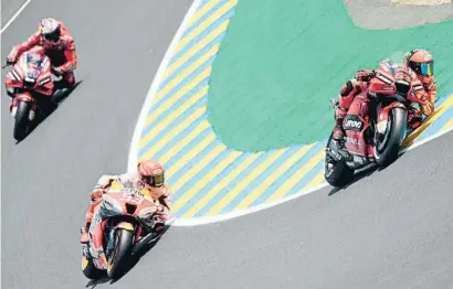  ?? REAN-FRANCOIS MONIER / AFP ?? Marc Márquez, entre les dues Ducati, a la sessió de classifica­ció del GP de França a Le Mans