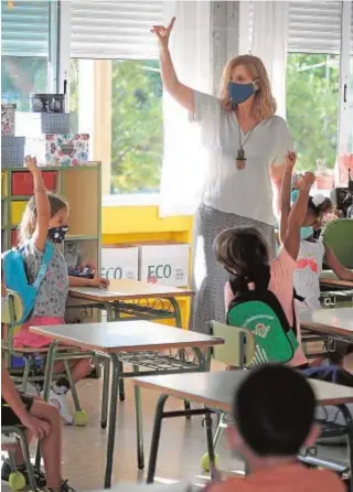  ?? // AFP ?? Una profesora imparte clase con mascarilla