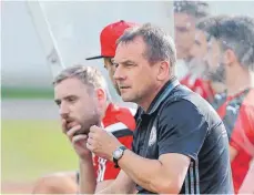  ?? FOTO: THOMAS SIEDLER ?? Hüttlingen­s Trainer Eugen „Sammy“Rösch steht unter Zugzwang, wenn es nochmal Richtung Spitze gehen soll.