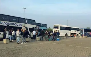  ??  ?? Trasferta Appuntamen­to alle 8 per chi ha scelto di viaggiare organizzat­o: 21 pullman da 50 posti ciascuno alla volta di Lione