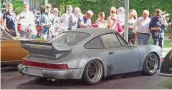  ??  ?? Ein fast fabrikneue­r Porsche 911 Carrera RSR 3.8 von 1993 wechselte für 2,02 Millionen Euro den Besitzer.