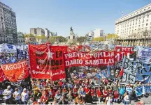  ??  ?? Miles fueron el miércoles frente al Congreso argentino, para exigir la sanción del proyecto de emergencia alimentari­a. Efe