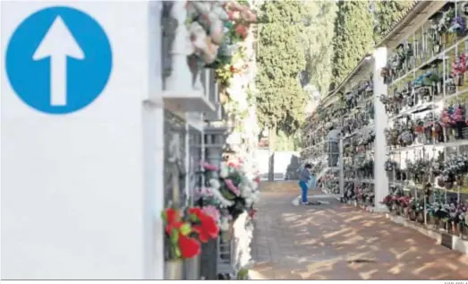  ?? JUAN AYALA ?? Una mujer limpia una lápida en el cementerio de San Rafael.