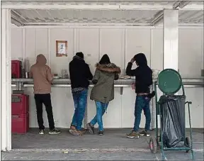  ??  ?? Les distributi­ons de repas par l’Etat n’attirent pas beaucoup de migrants.