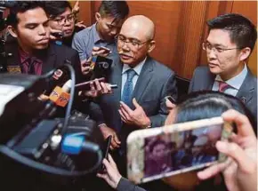  ?? PIC BY MOHD YUSNI ARIFFIN ?? Public Accounts Committee chairman Datuk Seri Dr Ronald Kiandee (centre) speaking to the media at the Parliament building yesterday.