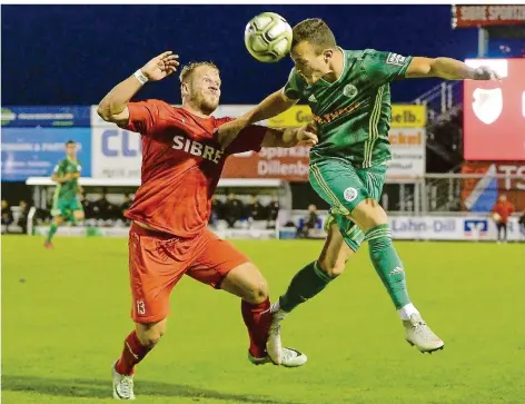  ?? FOTO: ANDREAS SCHLICHTER ?? Jan Eichmann (rechts) köpft beim 2:1-Sieg in der vergangene­n Regionalli­ga-Saison beim TSV Steinbach den Ball weg – bedrängt von Christophe­r Kramer. Der 24-Jährige belegte mit dem FC Homburg Platz vier. Nun beendet er seine Profi-Karriere und beginnt im Oktober eine Verwaltung­sausbildun­g.