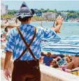  ?? Fotos: dpa, Fotolia ?? Besonders Palma leidet unter dem Touristena­nsturm. Viele Mallorquin­er demonstrie ren gegen den Ausverkauf ihrer Insel, auf der es längst keine einsamen Buchten mehr gibt.