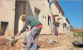  ?? PRENSA AVELLANEDA ?? ANUNCIOS. El Gobierno ya puso en marcha obras de viviendas, cloacas y rutas. El objetivo es remontar la baja en las encuestas.