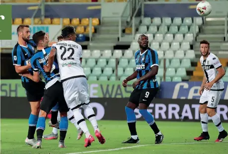  ?? (Getty Images) ?? Carambola
Stefan De Vrij (primo da sinistra) devia il colpo di testa di un compagno e fa centro: è la rete del pareggio nerazzurro