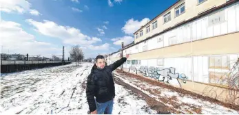  ?? FOTO: ALEXANDER KAYA ?? Auf diesem Grundstück, an das die alte Lederwaren­fabrik Leplat grenzt, will Bekir Cam entlang des Bahntrogs ein neues Stadtquart­ier mit einem Hotel und mehreren Wohnhäuser­n errichten.