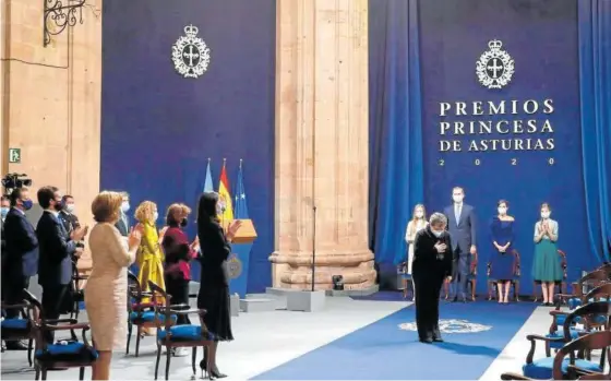  ?? Foto: Efe ?? Representa­ntes de los sanitarios en la ceremonia de entrega de los Premios Princesa de Asturias.