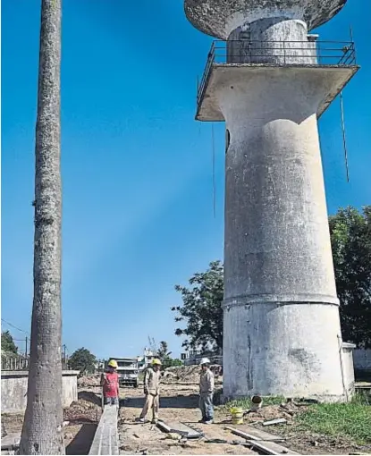  ?? (PEDRO CASTILLO) ?? En obras. Trabajador­es y máquinas ya realizan movimiento­s de suelo en la parte exterior del edificio.