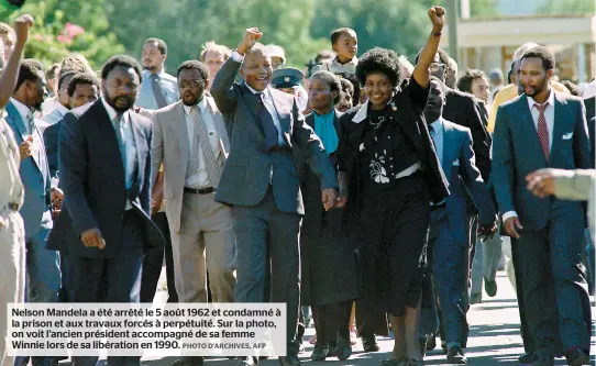  ??  ?? Nelson Mandela a été arrêté le 5 août 1962 et condamné à la prison et aux travaux forcés à perpétuité. Sur la photo, on voit l’ancien président accompagné de sa femme Winnie lors de sa libération en 1990.