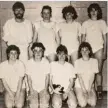  ?? Archivrepr­o: ben ?? Trainer Wizinger und seine FSV Vol leyballeri­nnen 1987.