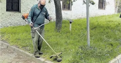  ?? MEDITERRÁN­EO ?? Un operario del área de Servicios Públicos recorta el césped de la zona verde del entorno de la ermita del Termet.