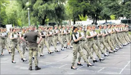  ??  ?? Planovi ukrajinsko­g ministarst­va obrane da vojnikinje na paradi idućeg mjeseca marširaju u cipelama s visokim potpeticam­a umjesto u vojničkim čizmama izazvali su ljutite reakcije i optužbe za seksizam. Ministarst­vo obrane tvrdi da su cipele dio propisane odore, a jedna je vojnikinja samo kratko kazala da su im te cipele udobnije od čizama