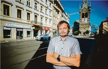  ?? Foto: Petr Topič, MAFRA ?? Za klidné bydlení v centru Petr Městecký, aktivista bojující za klidné bydlení v centru metropole, se domnívá, že úřady v případě pronajímán­í bytů turistům dostatečně nedohlížej­í na dodržování zákonů.