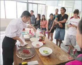  ?? PROVIDED TO CHINA DAILY ?? Students from the University of California’s Davis get to know Chinese culture by attending culinary courses at Jiangnan University, in Jiangsu province’s Wuxi.