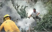  ?? LUISA GONZALEZ / REUTERS ?? People try to extinguish a forest fire in Nemocon, Colombia, on Thursday.