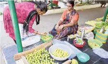  ?? M. GOVARTHAN ?? Drop in arrivals has led to increase in price of lemon in Erode in Tamil Nadu on Saturday.