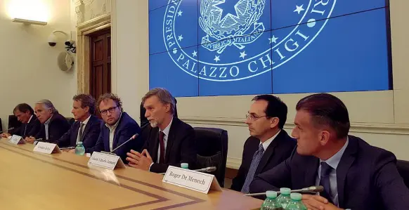  ??  ?? A Palazzo Chigi
Da destra il deputato Roger De Menech, il presidente Anas Gianni Vittorio Armani, i ministri Graziano Delrio e Luca Lotti, l’imprendito­re Alessandro Benetton, il presidente del Coni Giovanni Malagò, il presidente Fisi Flavio Roda