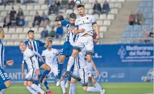  ??  ?? IGUALADO. Ni Lorca ni Sporting vieron puerta. A última hora ambos lo buscaron a balón, pero las defensas resistiero­n.