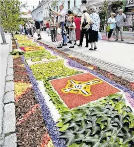  ?? GERY WOLF ?? In Deutschlan­dsberg bedecken Blumentepp­iche den Boden