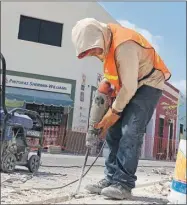  ?? ?? Los trabajos en la calle 60 con 47 del Centro. En algunos tramos se retomaron las labores para cambiar molduras que estaban rotas