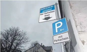  ?? FOTO: EICH ?? Die Einzelhänd­ler sind sauer: Ein Gutachten empfiehlt, dass das Parken teurer werden soll.