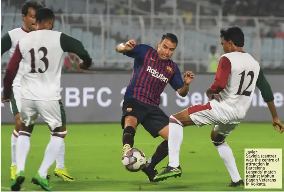 ??  ?? Javier Saviola ( centre) was the centre of attraction in Barcelona Legends’ match against Mohun Bagan Veterans in Kolkata.