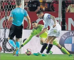  ??  ?? HIZO EL QUINTO. Vitolo cerró la goleada del Sevilla ante Sirigu.