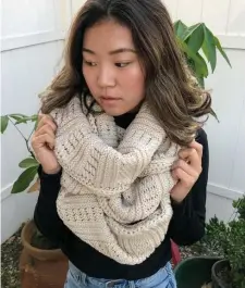  ??  ?? KNIT INFINITY SCARF