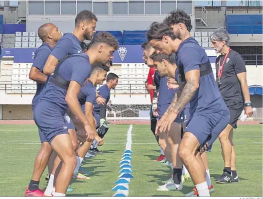  ?? A. QUINTERO / SFCD ?? Los jugadores y el técnico del equipo azulino, frente a frente en un entrenamie­nto.