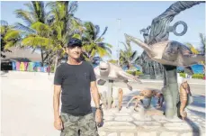  ?? FOTO: ROMAN GRAF ?? Tauchlehre­r Roman Graf aus Isny an einem der verwaisten Strände von Playa del Carmen im Bundesstaa­t Quintana Roo in Mexiko.